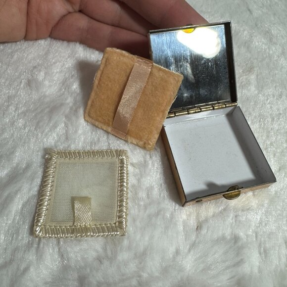 Vintage Future Homemakers Of America Gold Powderette Small Powder Compact - Picture 5 of 7